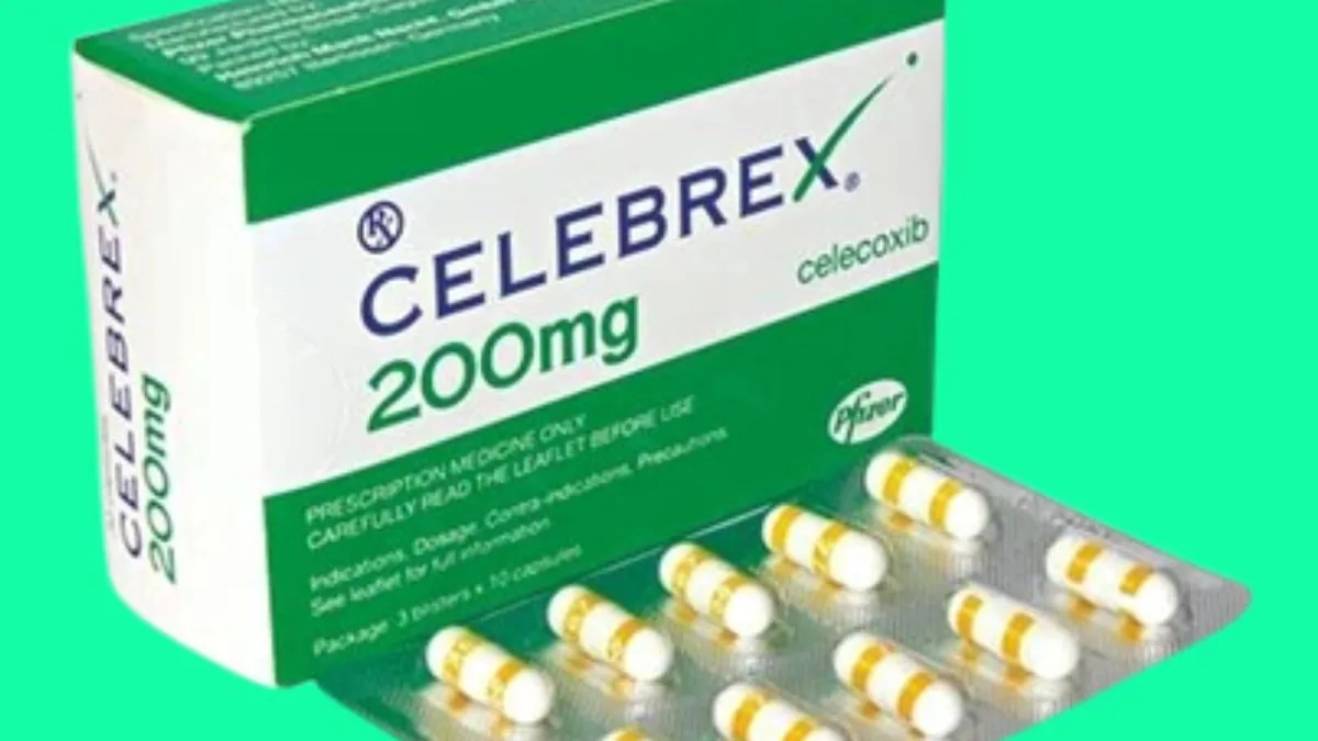 医生为老年患者讲解西诺氨酯 200mg用药注意事项，桌上放着血压计和药瓶